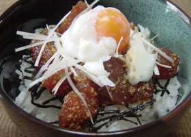 マグロのごまだれ鉄火丼
