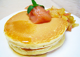 パンケーキのりんごジャム添え