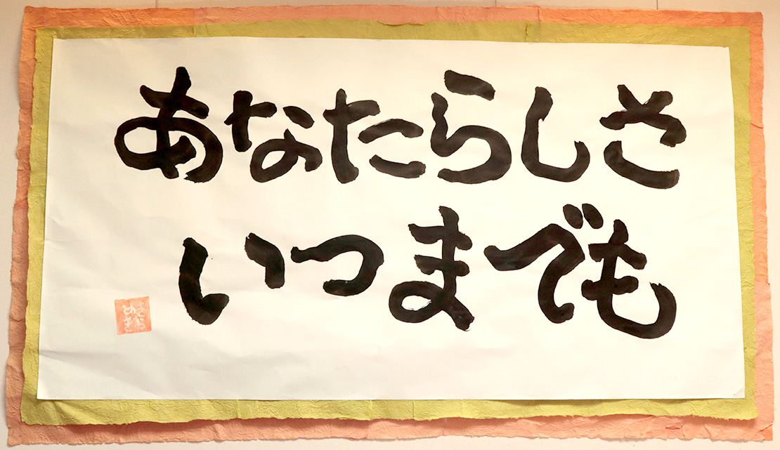 若い女性と年配の女性が話している画像