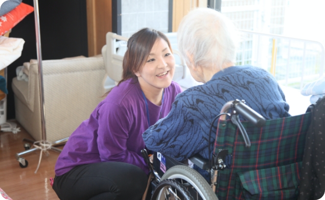 若い女性が年配の女性と会話している画像