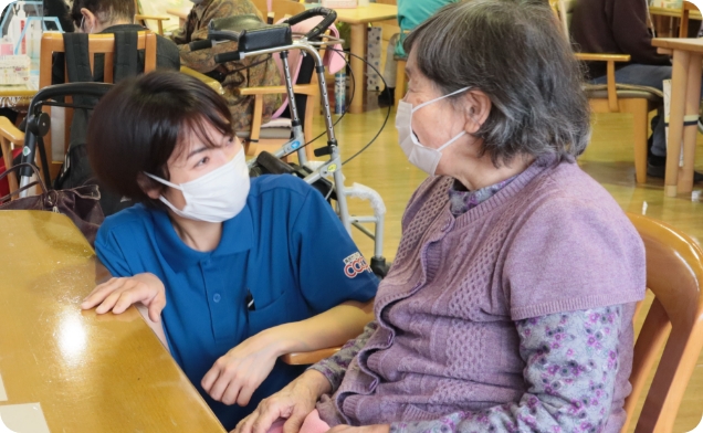 若い女性が年配の女性と会話している画像