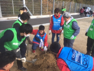 陸前高田市での桜ライン311の桜植樹ボランティア活動に4年連続参加し、 14本の桜を植樹